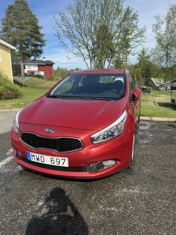 Röd Begagnad 2013 Kia Ceed 3 Halvkombi | 115 000 kr (Marknadspris) - Bild 1/4