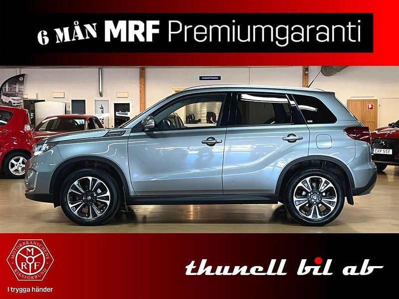 Grå (galactic grey metallic) Begagnad 2021 Suzuki Vitara SUV | 219 500 kr (Bra pris) - Bild 1/4