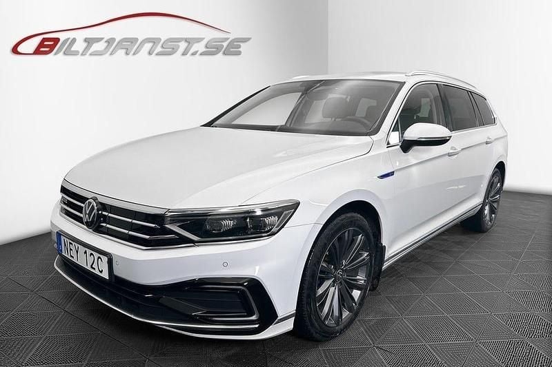 Vit Begagnad 2023 VW Passat GTE Kombi | 319 900 kr (Marknadspris) - Bild 1/4