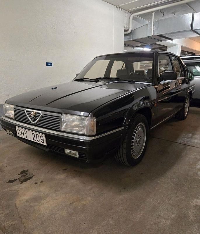 Begagnad Alfa Romeo 90 156 HK (114 kW) 1987 Svartmetalic Sedan