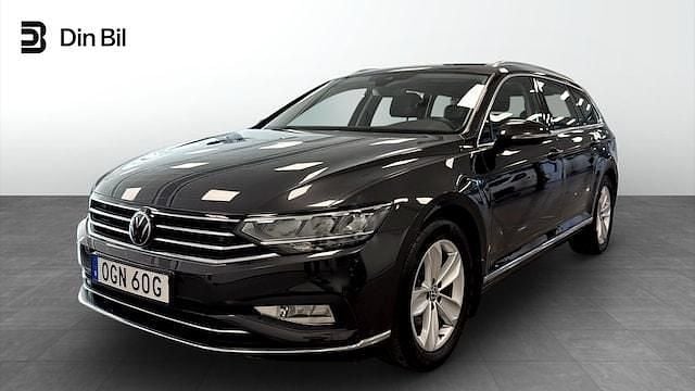 Mörkgrå Begagnad 2024 VW Passat GT Kombi | 359 900 kr (Bra pris) - Bild 1/4