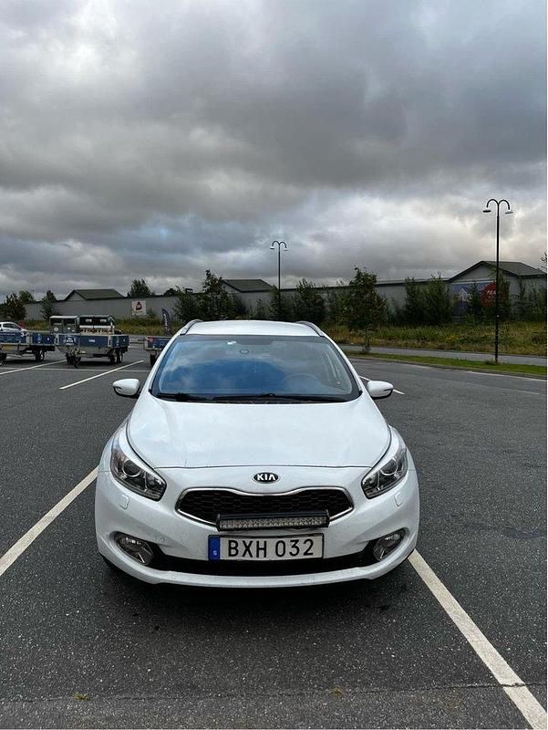 Vit Begagnad 2015 Kia Ceed Sportswagon 3 Kombi | 95 000 kr (Marknadspris) - Bild 1/4