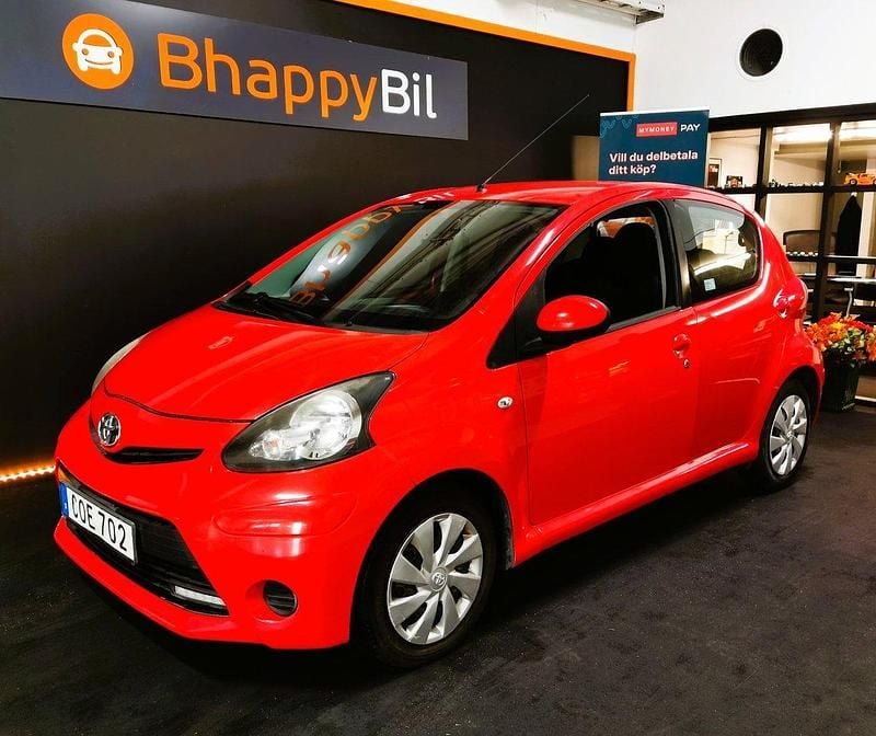 Röd Begagnad 2014 Toyota Aygo Halvkombi | 34 900 kr (Marknadspris) - Bild 1/4