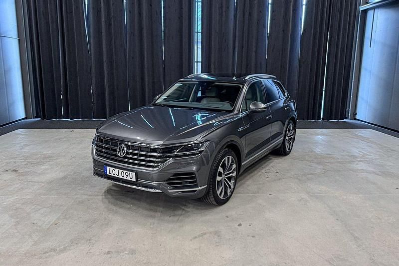 Grå Begagnad 2020 VW Touareg SUV | 509 900 kr (Superpris) - Bild 1/4