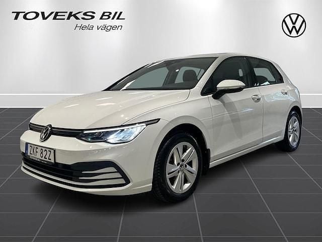 Vit (pure white) Begagnad 2022 VW Golf VIII Life Kombi | 209 900 kr (Bra pris) - Bild 1/4