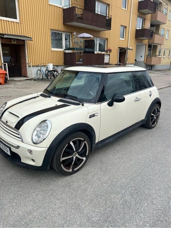 Vit Begagnad 2004 Mini Cooper S Halvkombi | 43 000 kr (Marknadspris) - Bild 1/4
