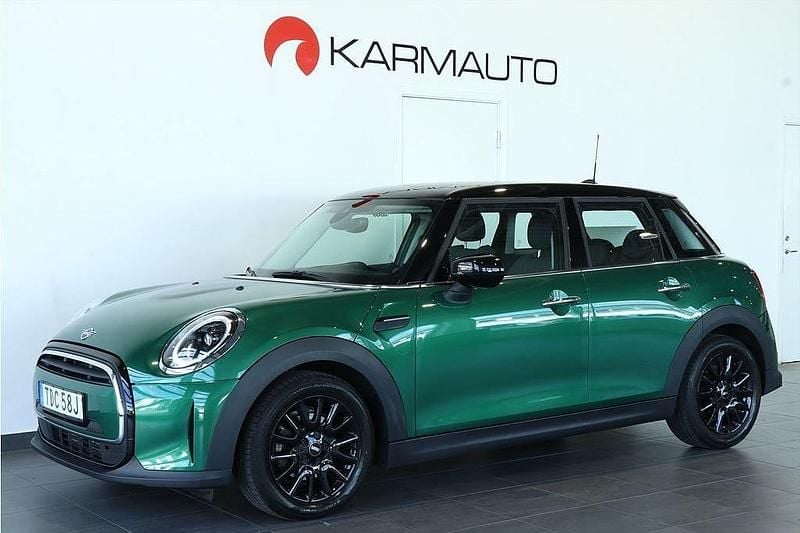 Grön Begagnad 2022 Mini Cooper Comfort Halvkombi | 259 900 kr (Marknadspris) - Bild 1/4