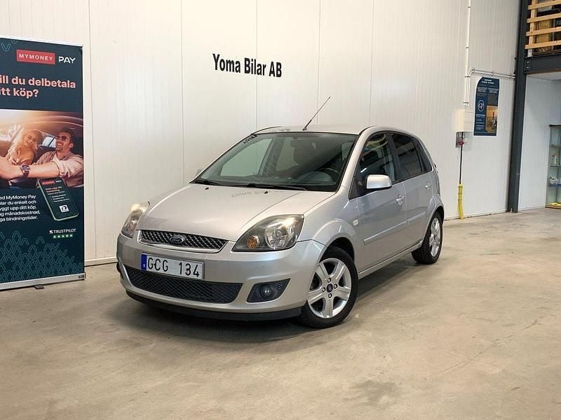 Grå Begagnad 2008 Ford Fiesta Halvkombi | 29 900 kr (Marknadspris) - Bild 1/4
