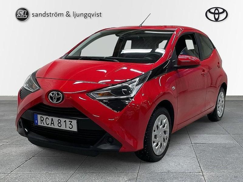 Röd Begagnad 2018 Toyota Aygo X-play Halvkombi | 114 000 kr (Marknadspris) - Bild 1/3