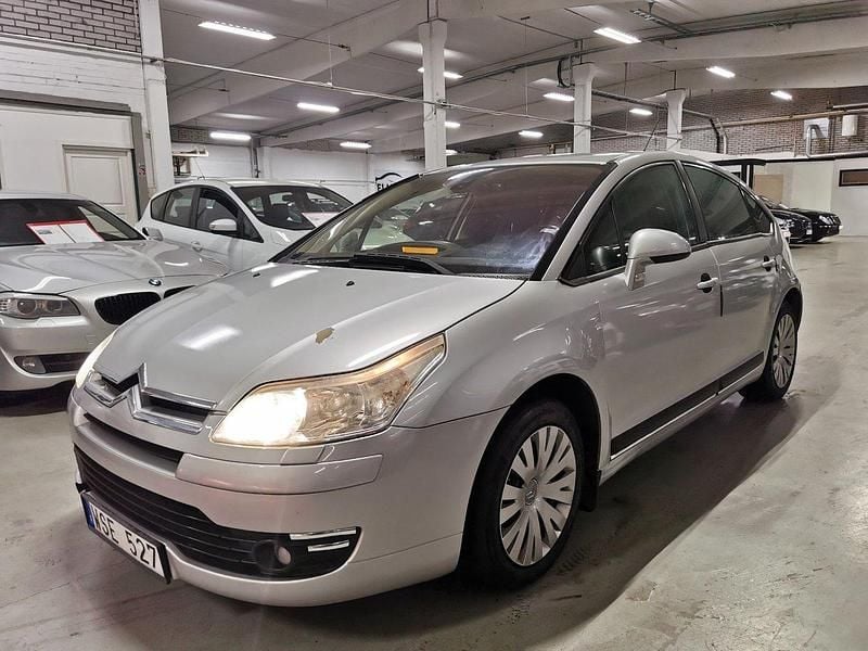 Silver Begagnad 2005 Citroën C4 Halvkombi | 24 900 kr (Marknadspris) - Bild 1/4