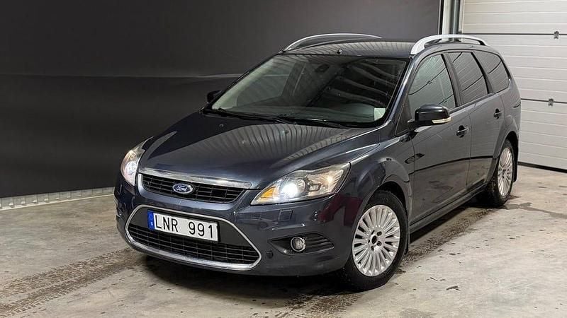 Grå Begagnad 2010 Ford Focus Titanium Kombi | 38 500 kr (Marknadspris) - Bild 1/4