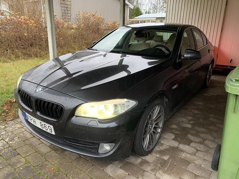 Grå Begagnad 2010 BMW 530 Sedan | 125 000 kr (Lite dyr) - Bild 1/4