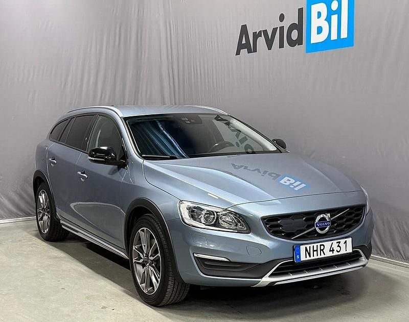 Ljusblå Begagnad 2016 Volvo V60 CC Summum Kombi | 229 500 kr (Bra pris) - Bild 1/3