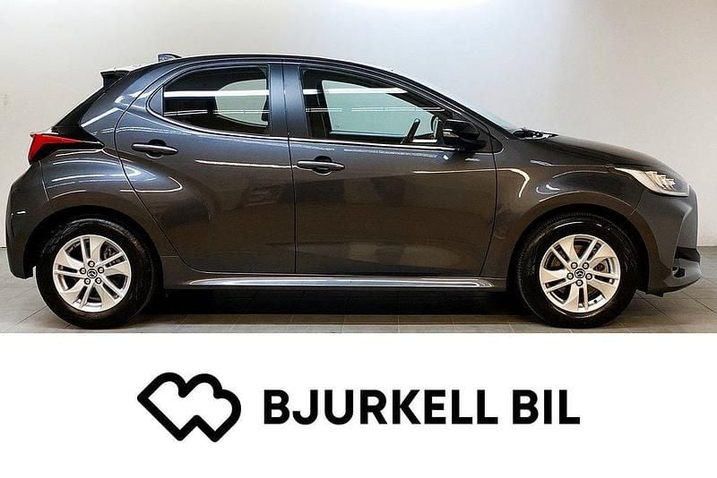 Grå Begagnad 2022 Mazda 2 Comfort Halvkombi | 199 900 kr (Bra pris) - Bild 1/4