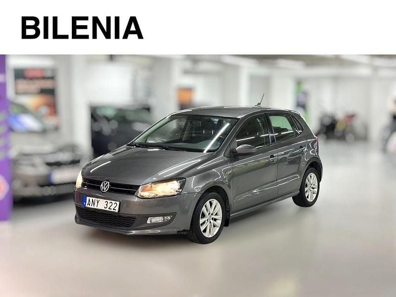 Mörkgrå (grå) Begagnad 2013 VW Polo Halvkombi | 87 900 kr (Marknadspris) - Bild 1/4