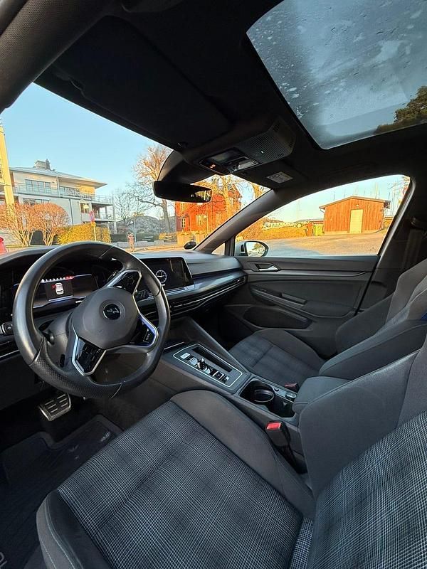 Begagnad VW Golf VIII GTE 245 HK (180 kW) 2021 Silver metallic Halvkombi