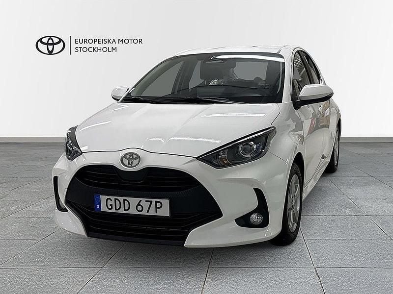 Vit Begagnad 2024 Toyota Yaris Hybrid Active Halvkombi | 223 900 kr (Marknadspris) - Bild 1/4