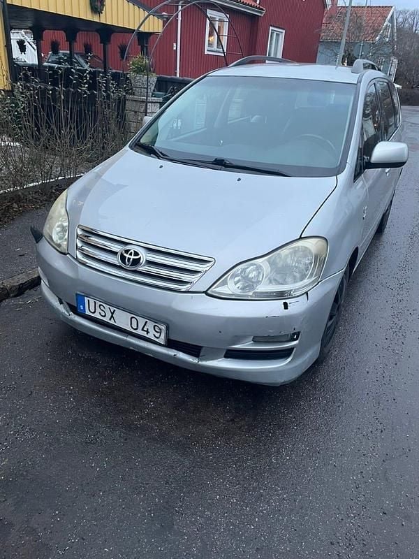 Begagnad 2004 Toyota Avensis Verso Minibuss | 45 000 kr - Bild 1/4
