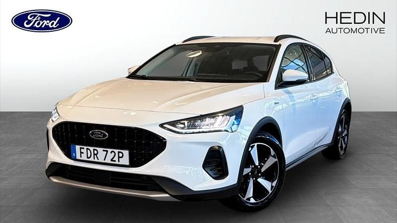 Vit (white) Begagnad 2024 Ford Focus Active Halvkombi | 219 900 kr (Marknadspris) - Bild 1/4