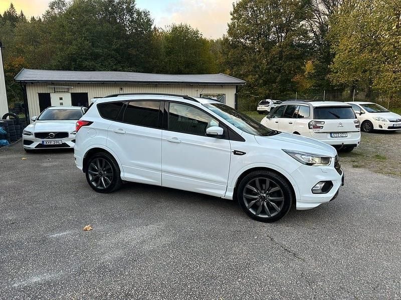 Vit Begagnad 2019 Ford Kuga ST-Line SUV | 145 000 kr (Superpris) - Bild 1/4