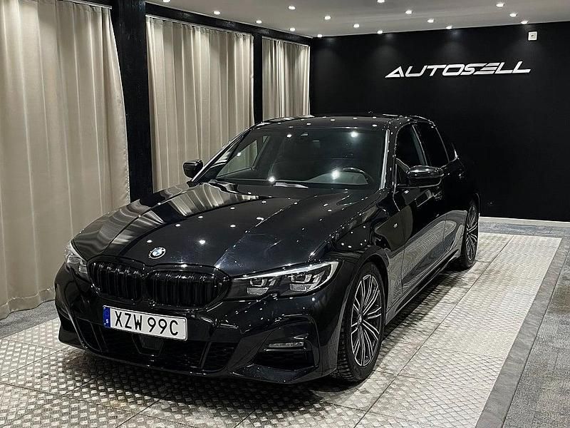Svart Begagnad 2019 BMW 320 M Sport Sedan | 309 900 kr (Dyr) - Bild 1/4