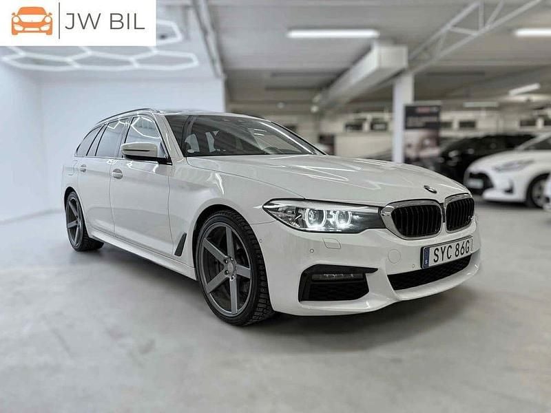 Vit Begagnad 2020 BMW 520 M Sport Kombi | 249 900 kr (Superpris) - Bild 1/4