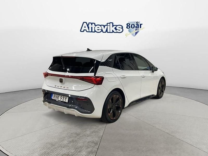 Begagnad Cupra Born e-Boost 172 kW (234 HK) 2023 Vit Halvkombi