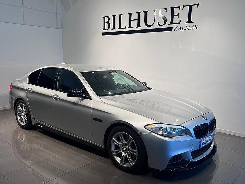 Ljusgrå Begagnad 2013 BMW 535 M Sport Sedan | 214 900 kr (Lite dyr) - Bild 1/4
