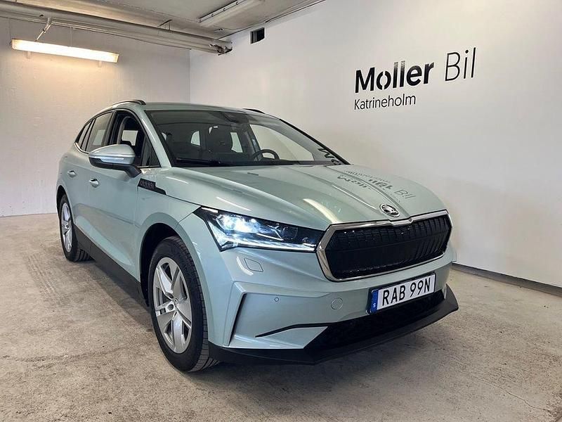 Silver (arctic silver metallic) Begagnad 2023 Skoda Enyaq iV SUV | 299 000 kr (Bra pris) - Bild 1/4