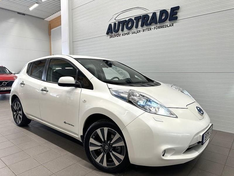 Vit Begagnad 2015 Nissan Leaf Tekna Halvkombi | 69 900 kr (Marknadspris) - Bild 1/4
