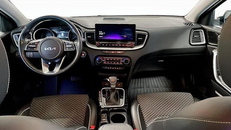 Begagnad Kia Ceed Advance 141 HK (103 kW) 2022 Vit Halvkombi