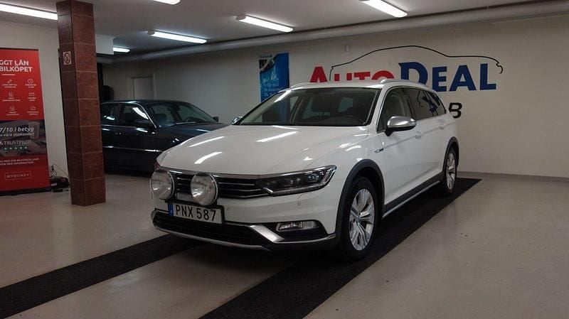Vit Begagnad 2016 VW Passat Alltrack Kombi | 169 900 kr (Marknadspris) - Bild 1/4