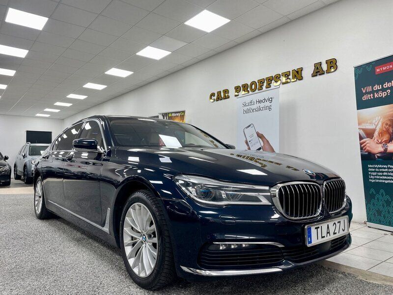 Mörkblå (blå) Begagnad 2017 BMW 750L Executive Sedan | 349 900 kr - Bild 1/4