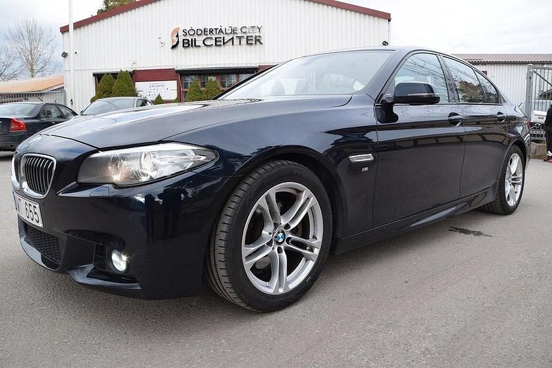 Svart Begagnad 2013 BMW 520 M Sport Sedan | 129 900 kr (Dyr) - Bild 1/4