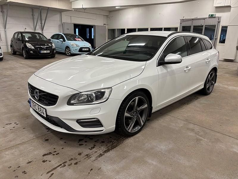 Vit Begagnad 2014 Volvo V60 R-Design Kombi | 129 900 kr (Marknadspris) - Bild 1/4