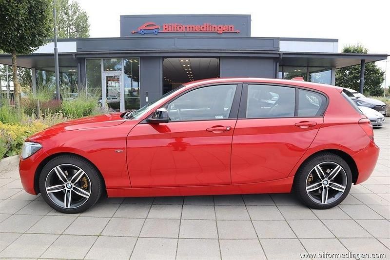 Röd Begagnad 2014 BMW 120 Halvkombi | 119 900 kr (Marknadspris) - Bild 1/4