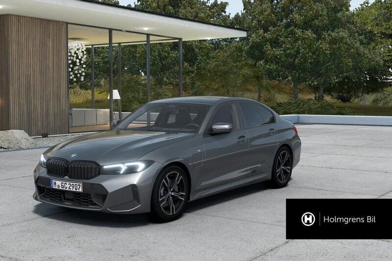 Grå/silver Begagnad 2023 BMW 330e M Sport Sedan | 699 800 kr - Bild 1/4
