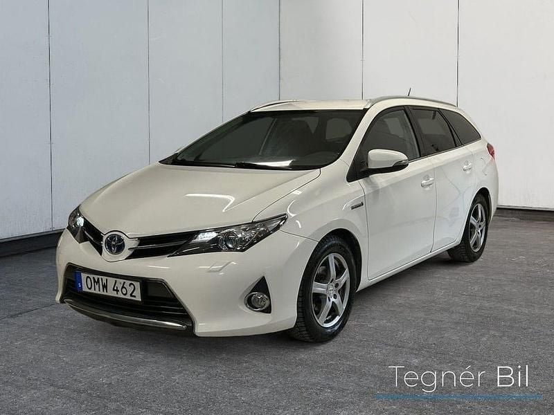 Vit Begagnad 2015 Toyota Auris Hybrid Edition Kombi | 128 900 kr (Bra pris) - Bild 1/4