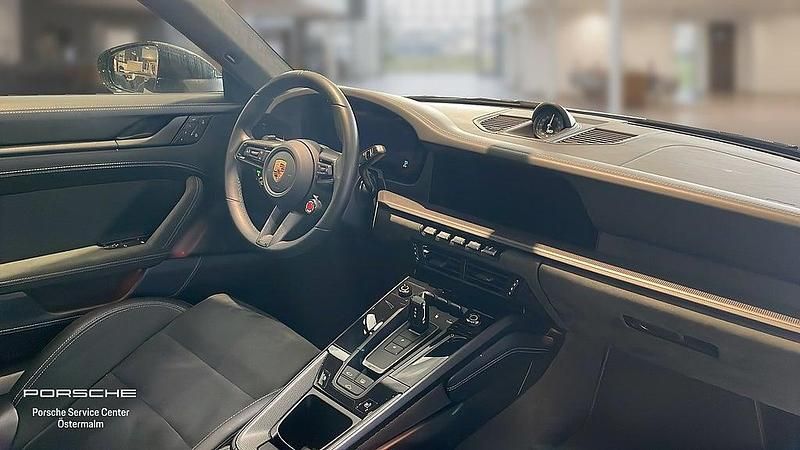 Begagnad Porsche 911 Carrera 4 GTS 485 HK (356 kW) 2024 Svart