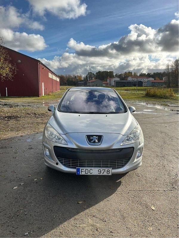 Grå Begagnad 2010 Peugeot 308 Halvkombi | 32 000 kr (Superpris) - Bild 1/4