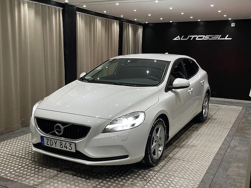 Vit Begagnad 2018 Volvo V40 Momentum Halvkombi | 169 900 kr (Marknadspris) - Bild 1/4