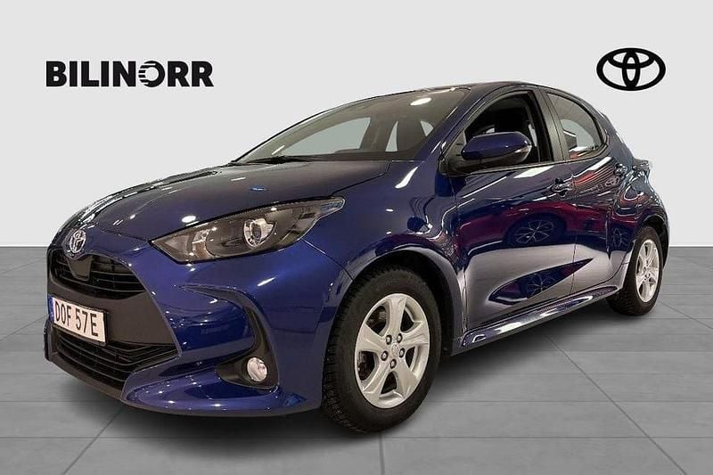 Blå Begagnad 2022 Toyota Yaris Hybrid Active Halvkombi | 204 900 kr (Marknadspris) - Bild 1/3