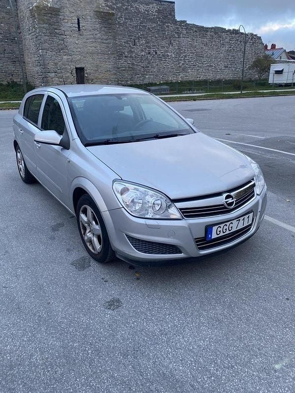 Grå Begagnad 2007 Opel Astra Halvkombi | 40 000 kr (Marknadspris) - Bild 1/3