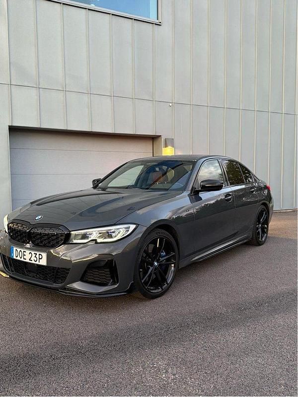 Grå Begagnad 2021 BMW M340 M Sport Sedan | 589 000 kr (Marknadspris) - Bild 1/4