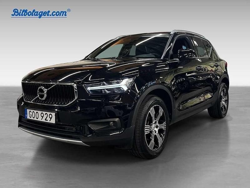 Svart Begagnad 2021 Volvo XC40 Momentum SUV | 279 990 kr (Marknadspris) - Bild 1/4