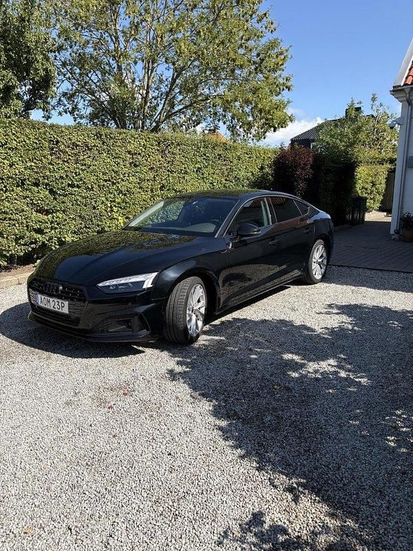Svart Begagnad 2021 Audi A5 Sportback Comfort Halvkombi | 330 000 kr (Superpris) - Bild 1/4