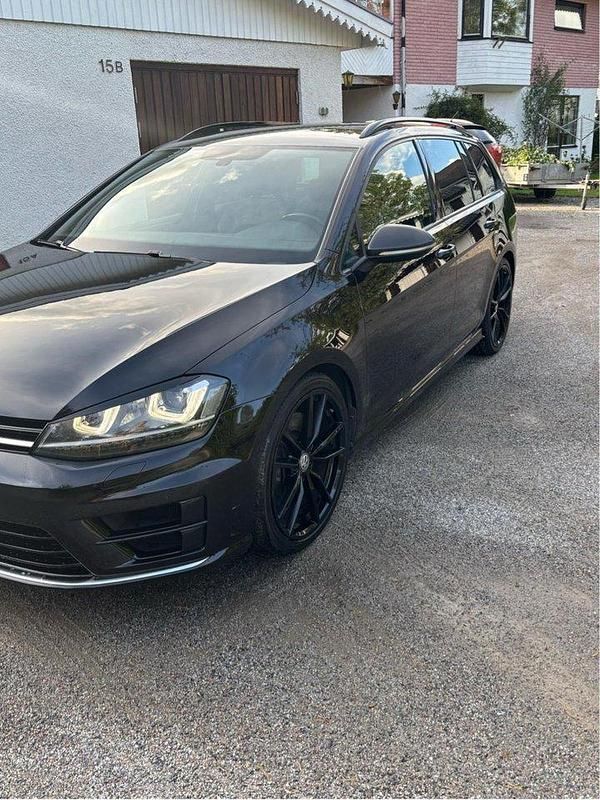 Svart Begagnad 2017 VW Golf VII R Kombi | 215 000 kr (Marknadspris) - Bild 1/4