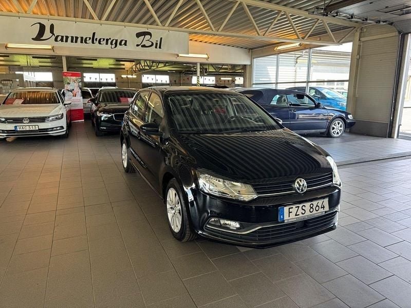 Svart Begagnad 2015 VW Polo Halvkombi | 99 900 kr (Marknadspris) - Bild 1/4