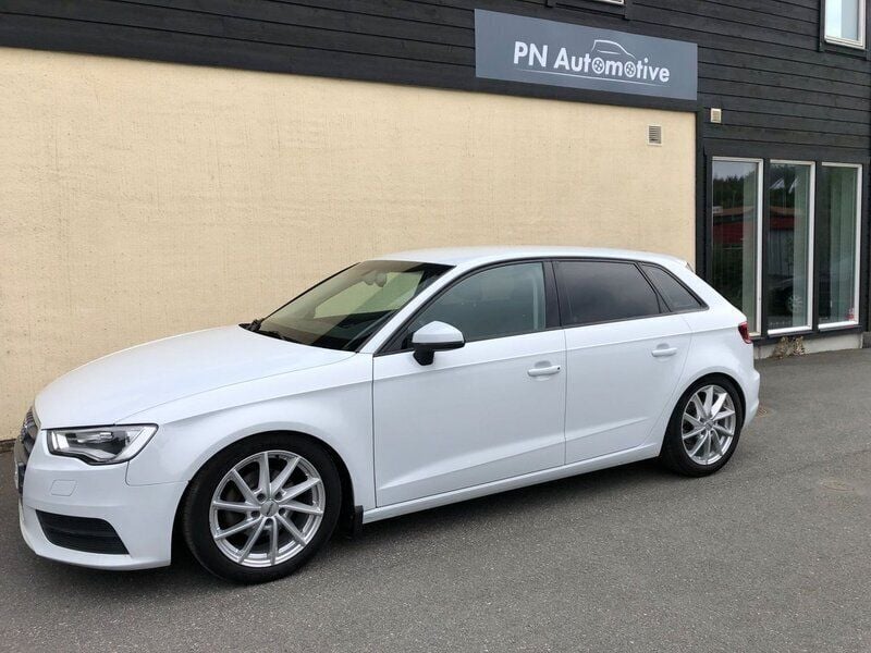 Vit Begagnad 2014 Audi A3 Sportback Attraction Halvkombi | 89 900 kr (Marknadspris) - Bild 1/4