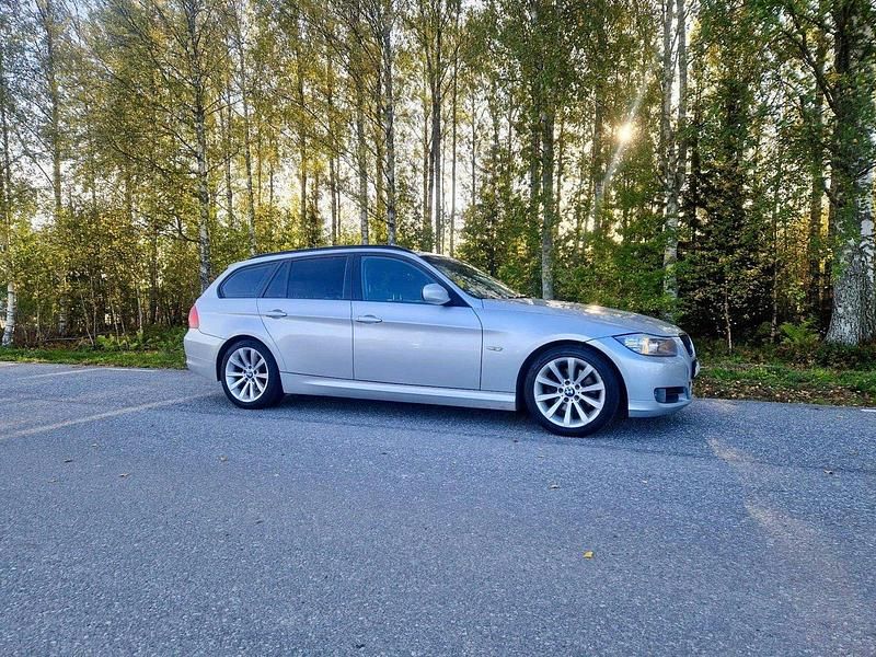 Grå Begagnad 2012 BMW 320 Kombi | 67 000 kr (Bra pris) - Bild 1/4